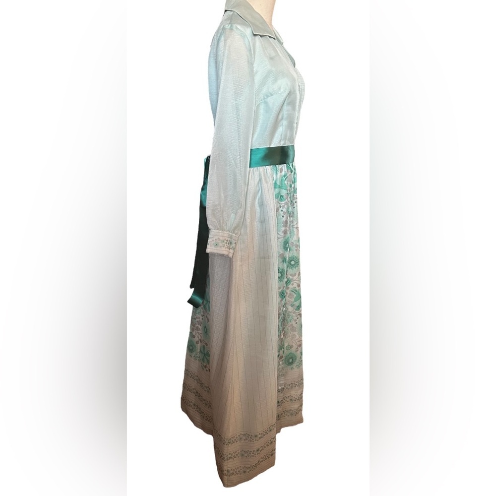 1970s Alfred Shaheen hostess dress with dagger collar. - Picture 3 of 13